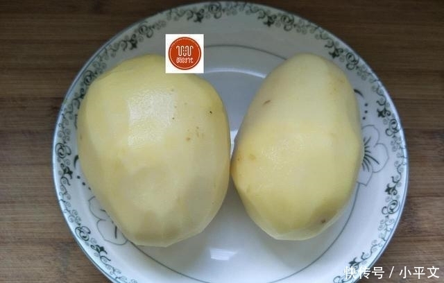 土豆新吃法，这么做简单又美味，比肉都好吃，做一盘，上桌就光盘