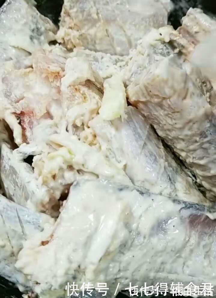 黑膜|今天大厨来教你一个小窍门,炸出的带鱼一点都不腥而且更酥脆