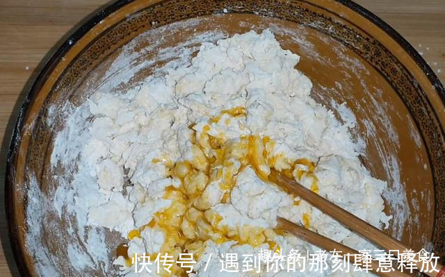 面粉里加一个鸡蛋,饭碗一扣,个个蓬松鼓大泡,比油条简单更好吃