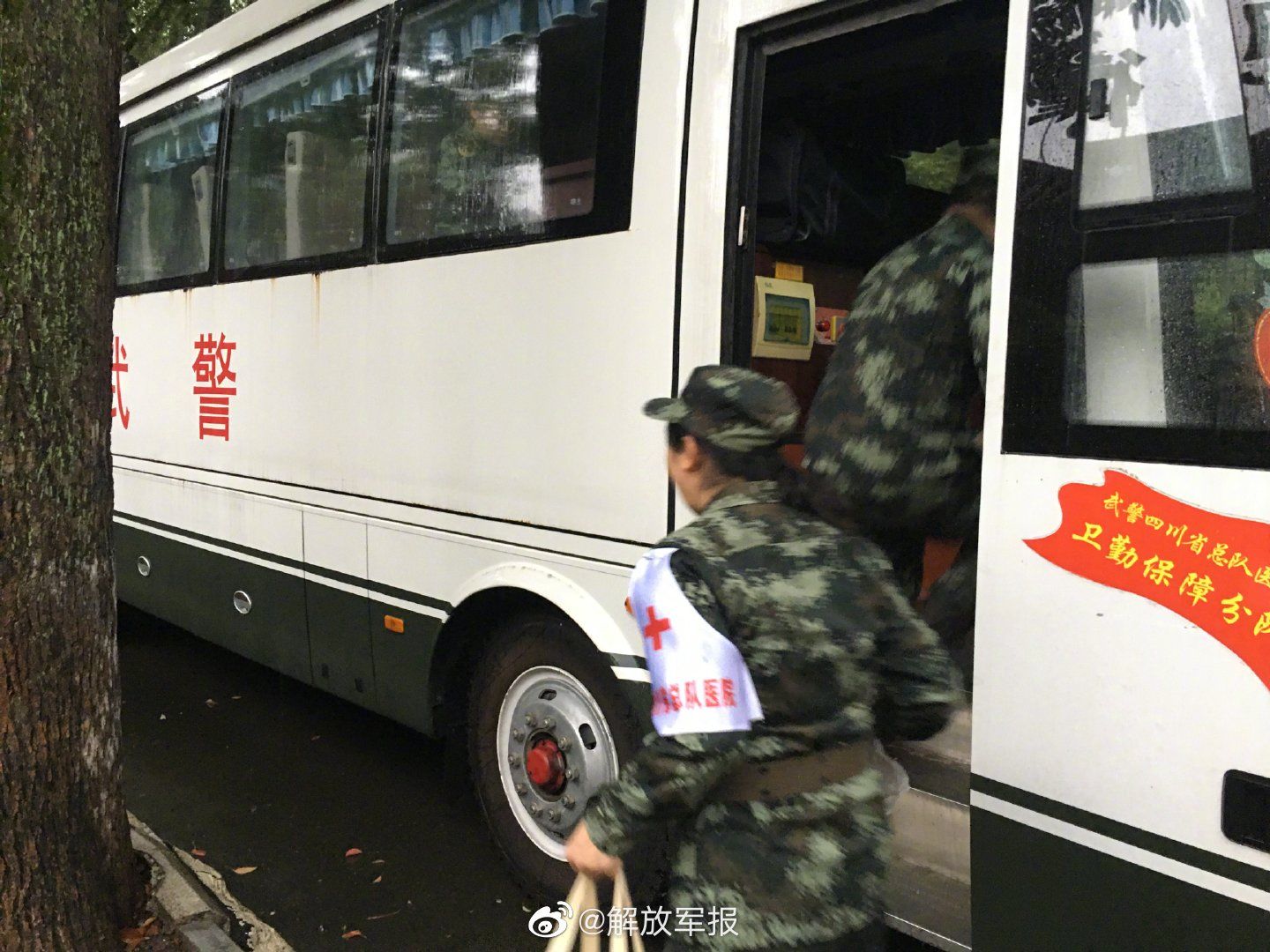 武警四川总队医院|泸州发生地震 武警四川总队医疗队驰援灾区