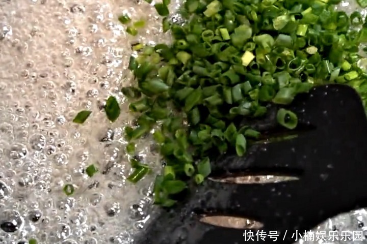 芋头的做法|芋头怎么做最好吃,试试此做法,简单3个步骤,又甜又脆,解馋