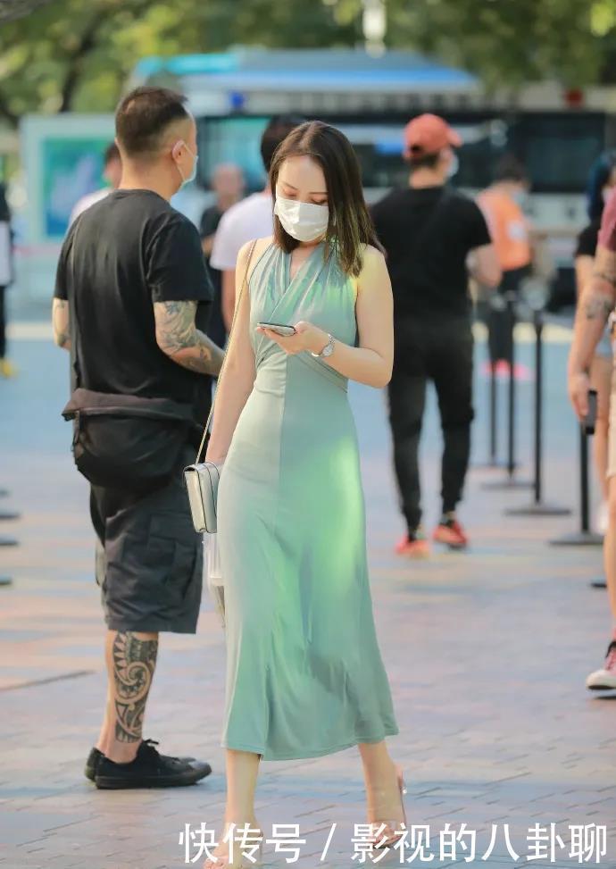 小蛮腰|青色修身长连衣裙，搭配银色时尚单肩包，穿出柔美可人好气质