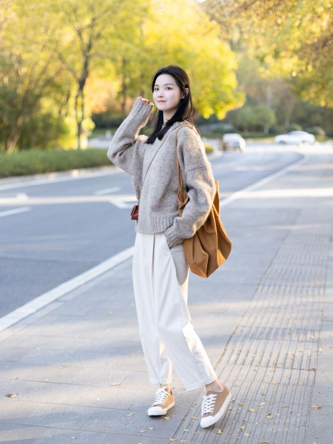 大衣|小个子女生冬季搭配指南|高腰短款羽绒服+宽松直筒牛仔裤,百搭又时尚!