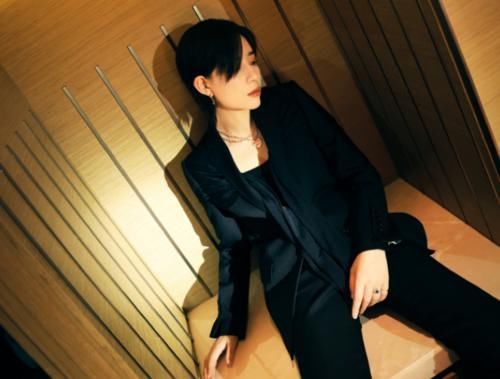 姐姐|李斯丹妮现身《姐姐》成帮唱,刚出场就获大批欢呼,唯有她翻白眼还无视