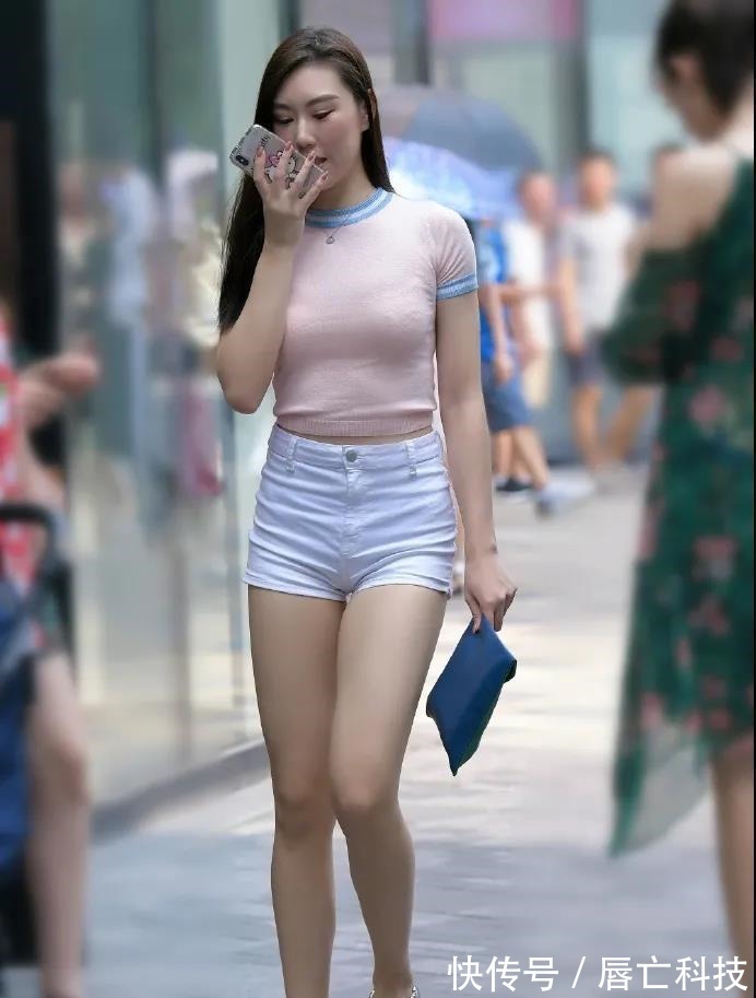 高挑 姐姐选了淡粉色的针织短袖衫,既清爽又显腿长,美的高挑又靓丽
