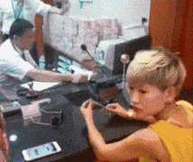 |搞笑GIF:哈哈太蠢了,被自己的尾巴吓了一跳