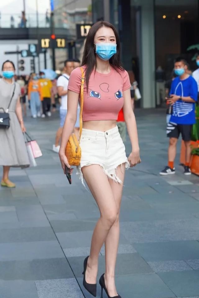 简约粉红T恤衫, 搭配露脐牛仔短裤, 时尚而有风度