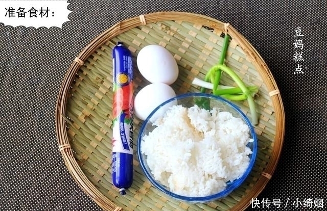 从准备到开吃，5分钟足够，这早餐饼营养全，我家一周至少做2次