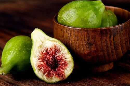 便秘者必吃的水果，无花果膳食纤维十分丰富，直接新鲜食用就行