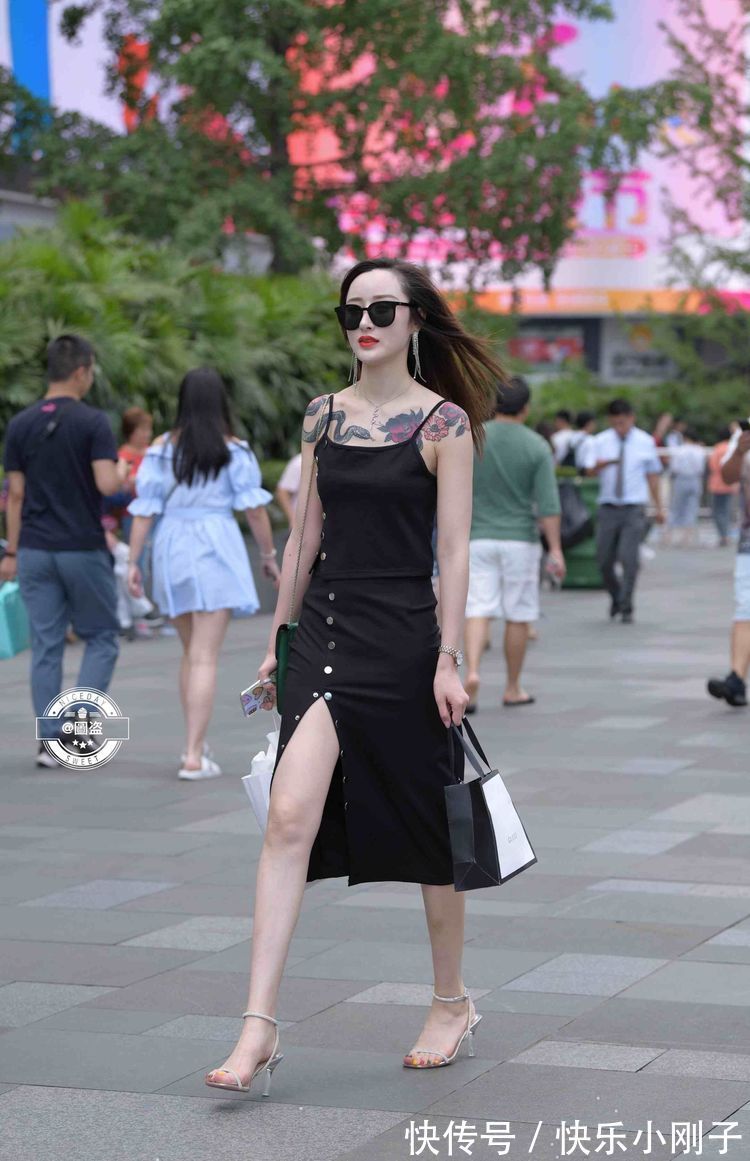 连衣裙 美丽优雅的连衣裙穿搭更显文雅范,凸显修长的身材,活泼俏皮