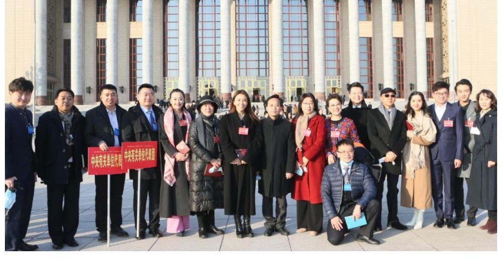 文代会结束，央视主持人进行大合照，同框还有两位人气演员