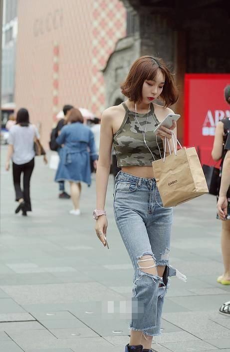 姑娘穿|街拍:黑色无袖上衣搭红色格子半身裙,这一身穿搭有一些小性感