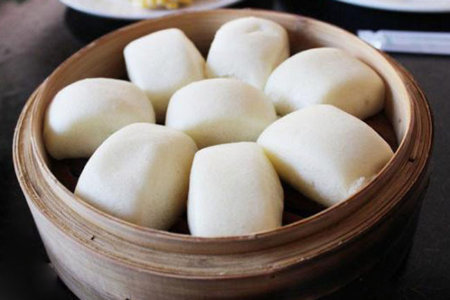 蒸馒头总粘在蒸屉上,家里老人教我一招,馒头再也不怕粘,超实用
