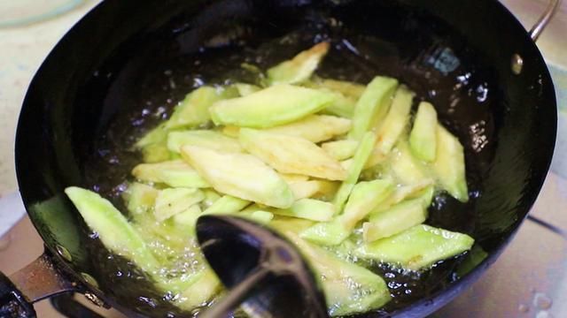 吃了20多年茄子,还是这种做法最好吃,油炸后蒜一拌,味道太好了