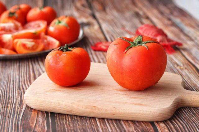 买西红柿时要小心“激素西红柿”,学会4个方法,轻松鉴别