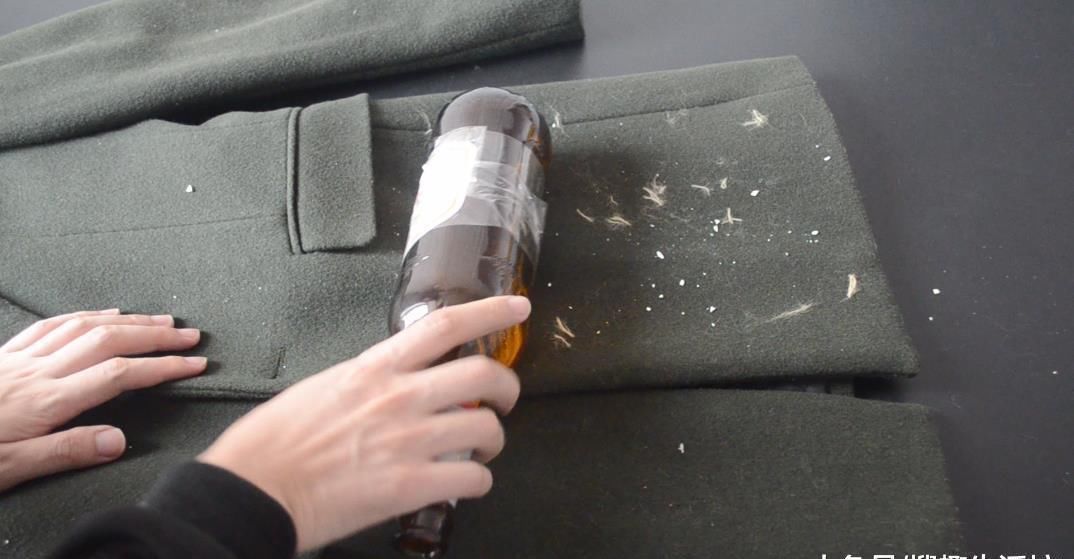 衣服|衣服粘毛谁还买滚刷, 只需一个啤酒瓶, 衣服立马像新买的一样干净