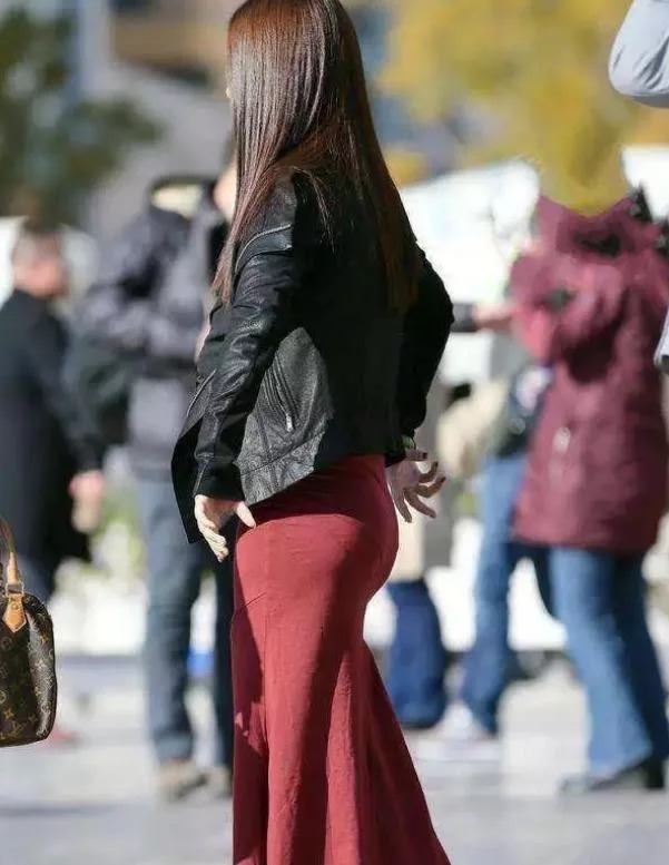 时尚|街拍:千娇百媚的美女,露肩上衣配短裙,彰显出时尚气质美