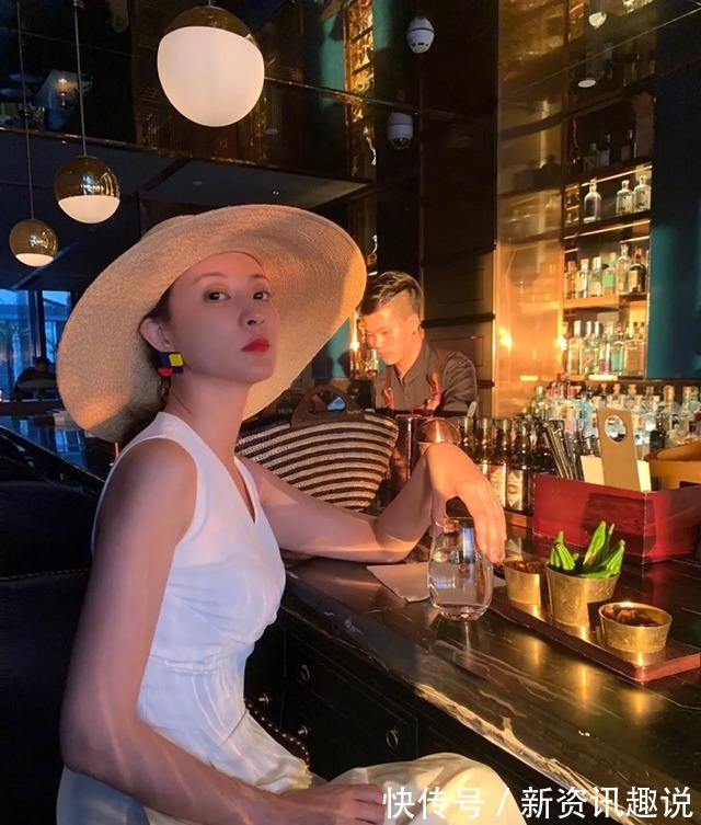 tips 央视女主持刘芳菲真有雅兴,穿白裙戴礼帽逛酒吧,侧颜红唇太惊艳!