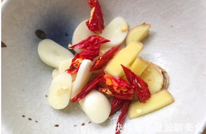 清凉败毒|五花肉最好吃的做法,和笋干搭配炖一炖,吃完连汤汁都不剩,过瘾