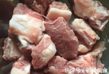 炖排骨时，别直接焯水，多加1个步骤，排骨肉嫩且多汁，不柴不腥