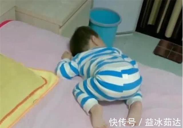 宝宝|三胞胎“午休照”火了,看到弟弟睡姿,网友全网混得最差男宝