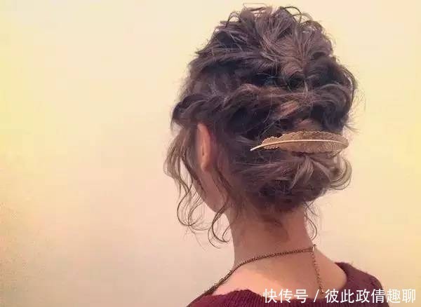 绑头发不能太死板,现在流行的“空气坠”扎发!