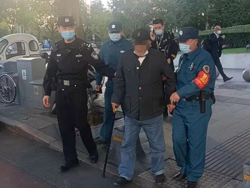 老人|壹现场丨失忆老人地铁内迷路 民警将其接回警务室陪聊4小时