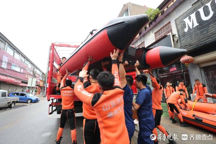 齐鲁壹点|备好冲锋舟和皮划艇，德州消防支队赶赴开封受灾村庄