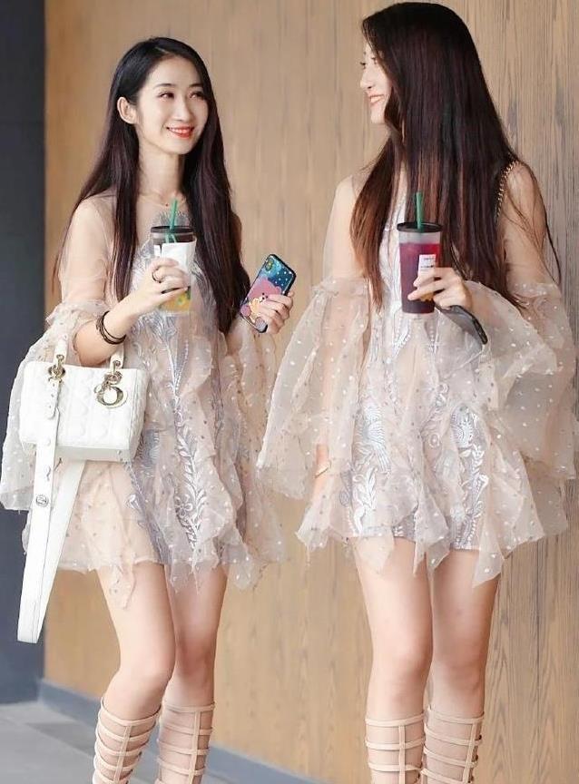 双胞胎姐妹搭配风格魅力四射,泡泡袖网纱连衣裙,又纯又欲