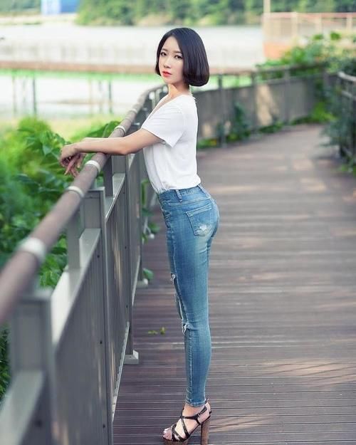 百搭|小姐姐穿紧身牛仔裤，拥有显瘦的超强魔力，是时尚女性的百搭单品