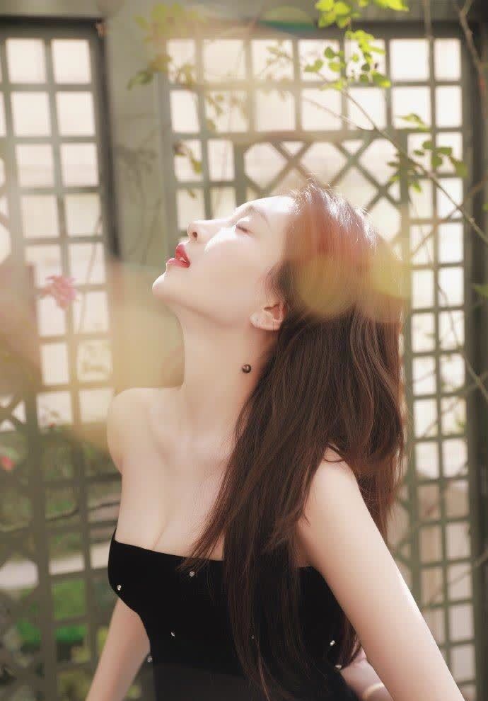 穿着黑色 穿着黑色的星空抹胸裙性感妩媚, 时髦又高级