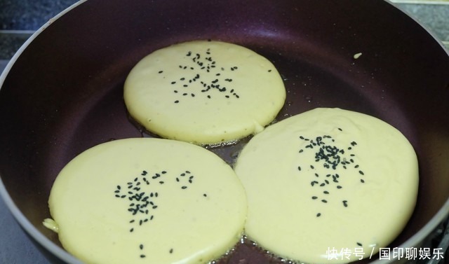 玉米面饼简单又好吃,搅一搅拌一拌,3分钟煎一锅,香软营养好