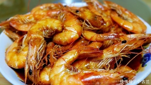 在娘家聚餐,弟媳妇做了一大桌子菜招待,样样都好吃,亲友全点赞