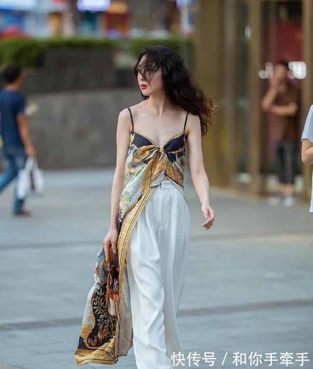 风格 短裙美女古色古香,还带着现代的韵味,走起路来要很温柔!