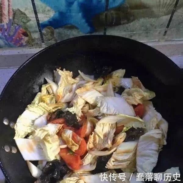  西红柿|炒白菜时候，学会这方法，保证炒出来的白菜美味可口，全家抢着吃