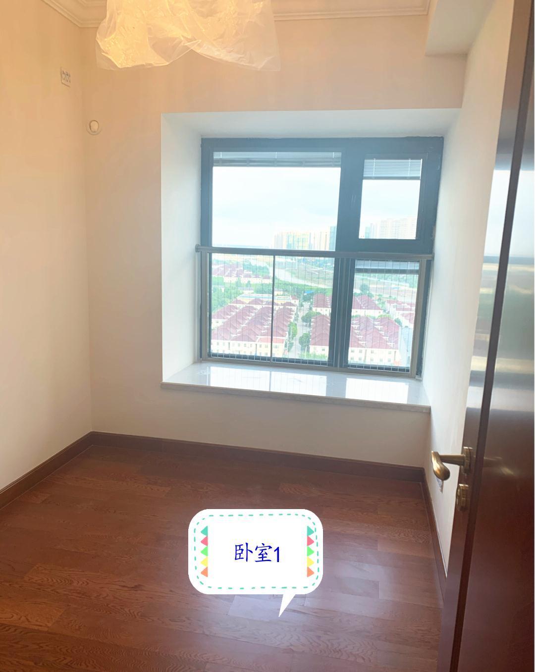墙面|刚交钥匙的精装房，墙面不造型，天花板只做石膏线，简约又清爽