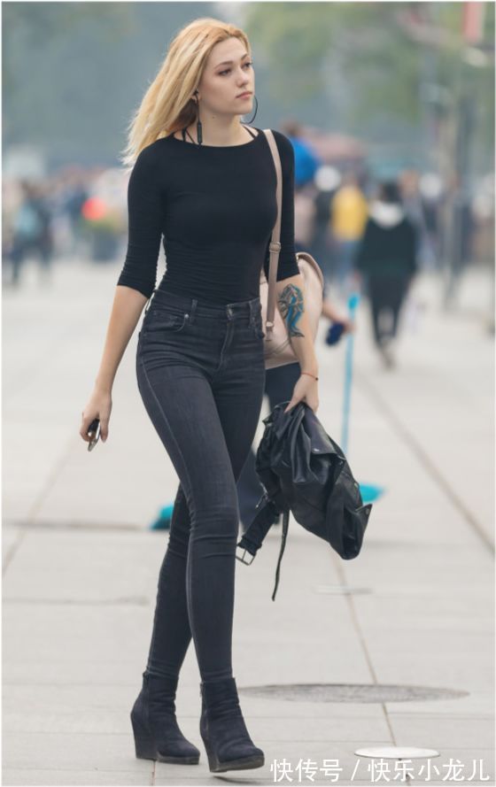 高挑 黑色的打底衫配上深灰色的牛仔裤,既简约又显瘦,美得大方高挑