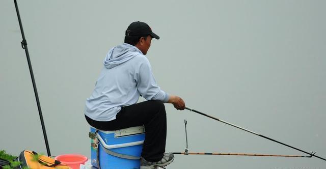 冷天|天冷如何让鱼咬钩?只需下面这1招,再懒的鱼也会扑上去咬一口
