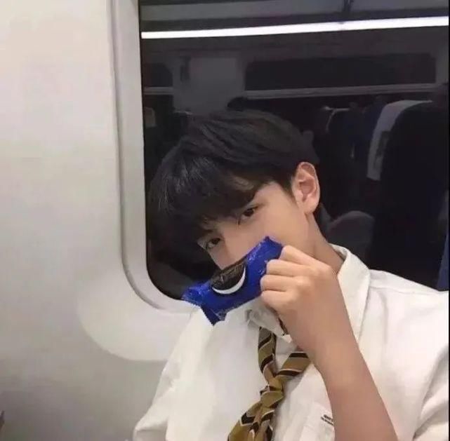 你说话时笑起来的模样真的胜过世间万物