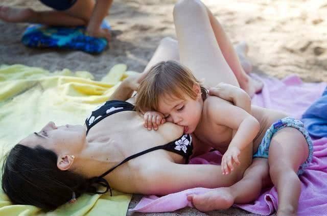妈妈|喂母乳到底多好?这位妈妈竟希望喂女儿母乳到十岁!