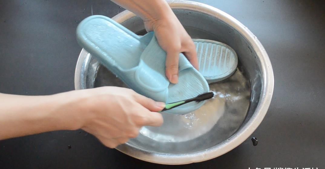 污渍|拖鞋穿久了污垢洗不掉 只需要用它泡一泡, 拖鞋立马干净如新