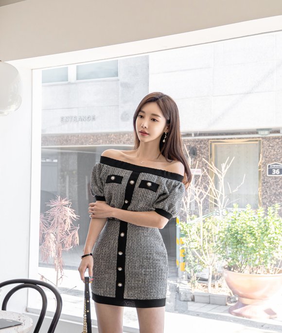 孙允珠气质愈发的成熟迷人，一字肩棉麻包臀裙尽显凹凸身材，好美