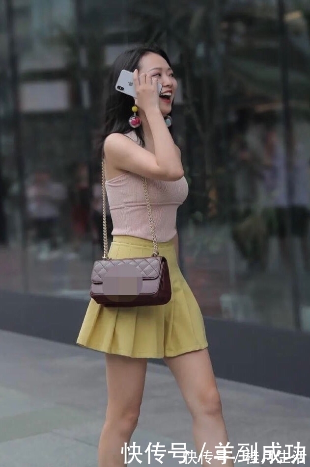 吊带 美女粉色吊带背心搭配百褶裙,俏皮少女范十足,身材高挑纤细