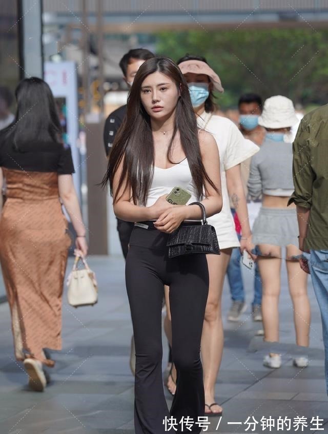 休闲裤 白色背心搭配黑色休闲裤,优雅时尚有档次,让美女更有气质!