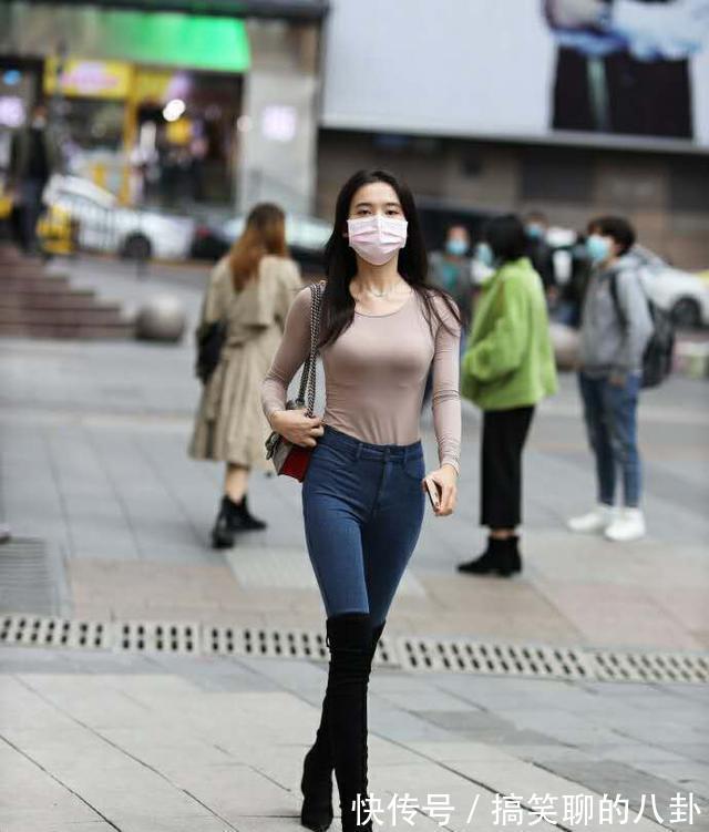 羽绒服|一字肩搭配牛仔裙，富有设计感