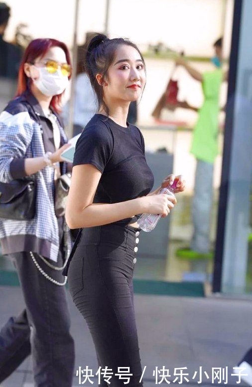 辣妈身穿一套露脐装，大气优雅，成为时尚界的翘楚