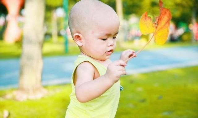 新生|护士把新生婴儿放入水中，宝宝以为自已在肚子里，整个画面萌化了