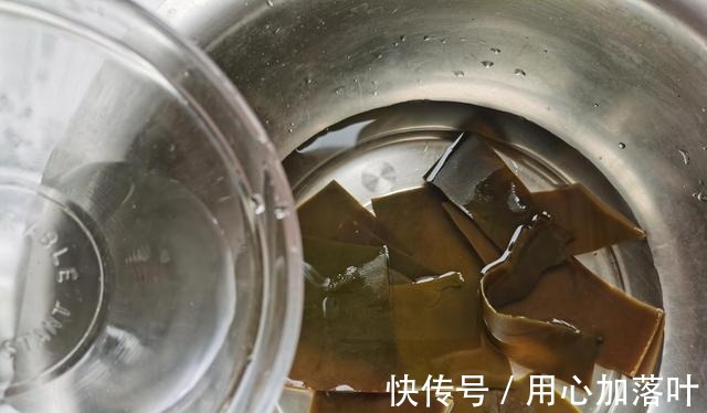 泡发海带时,切记不可只用清水,大厨教你一招,泡发快速还干净!
