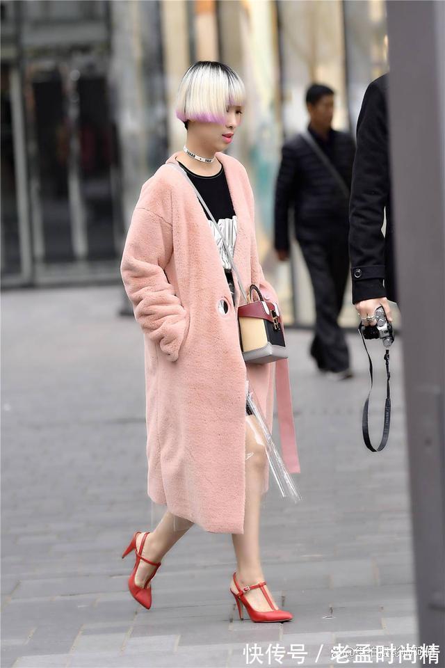 喇叭裤 街拍:尖头细跟鞋搭配,细跟高度很重要,款式选择也不能忽视