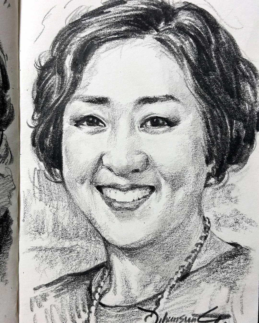 小孩童$画皮画骨难画魂,他用木炭条把肖像画活了